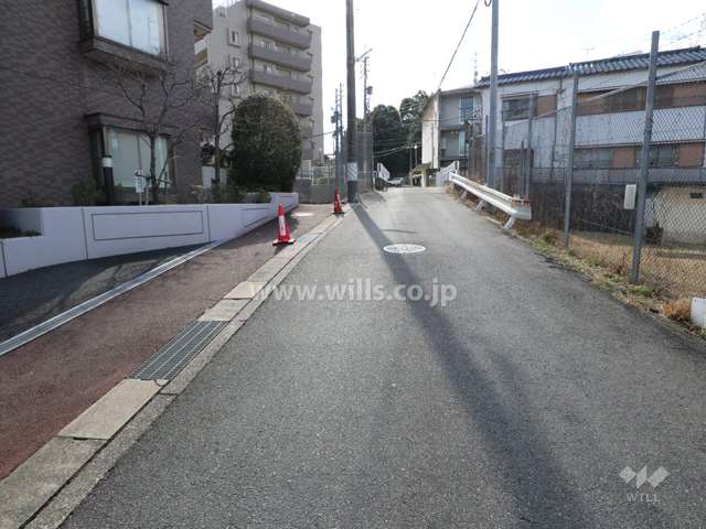 敷地西側の前面道路(北側から)