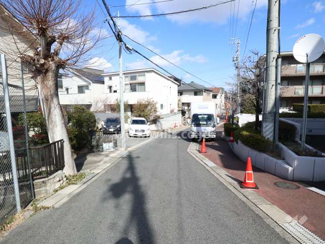 敷地西側の前面道路(南側から)