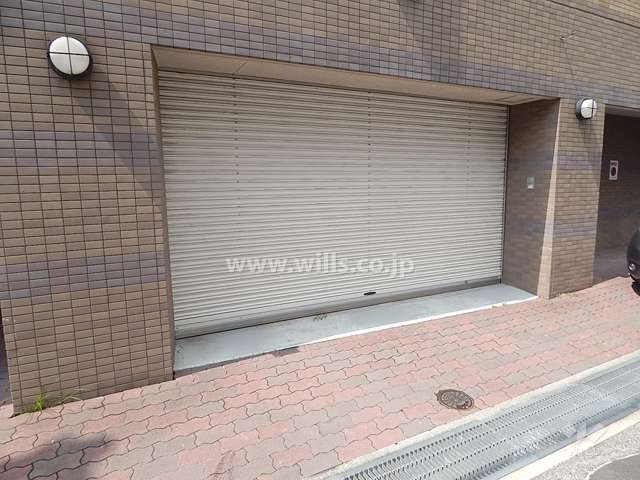 駐車場出入り口（シャッター付き）