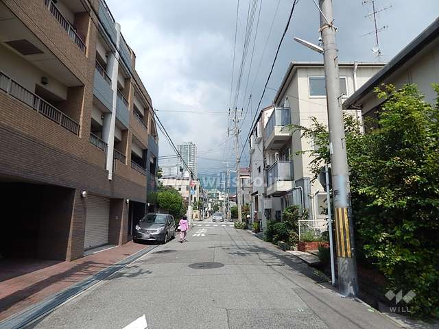 敷地東側の前面道路（南側から）