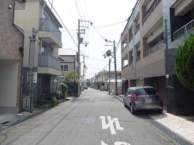 敷地東側の前面道路（北側から）