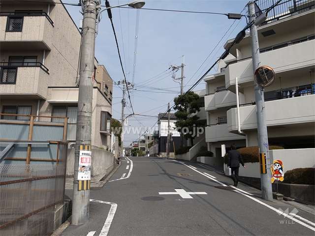 敷地北側の前面道路。周辺はマンションと一戸建てが混在する住宅地です。