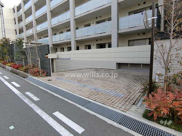 地階にある駐車場へのアプローチ