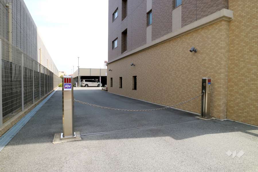 駐車場の出入り口（リングシャッター付き）