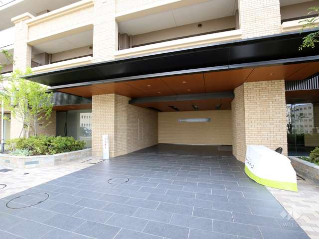 大きな庇の付いたホテルライクなエントランス