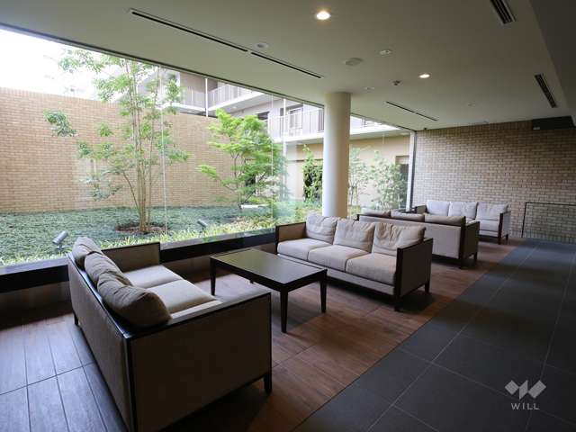 エントランスホールに設けられたロビー（談話スペース）