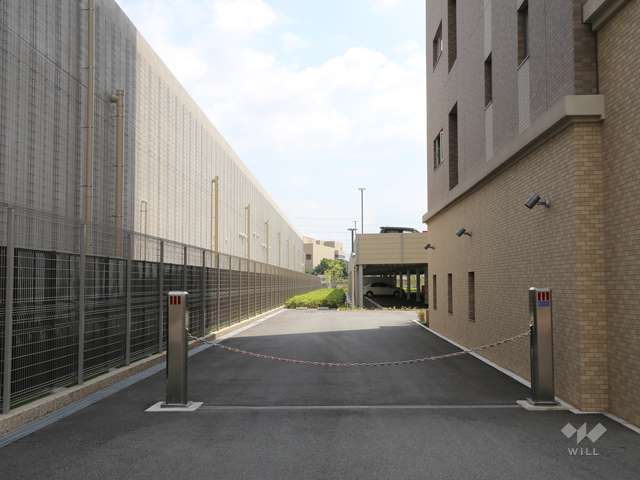 駐車場の出入り口はロボットゲート付き