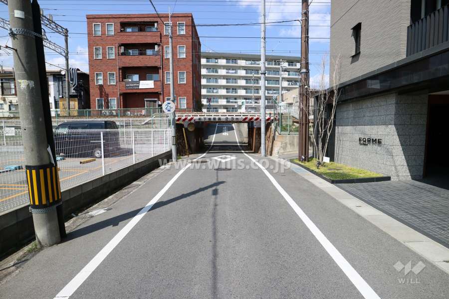 敷地西側の前面道路(南側から)