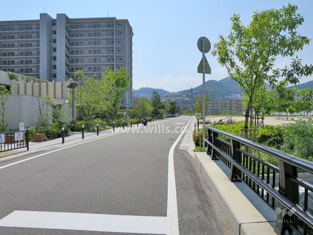 敷地北側の前面道路（東側から）