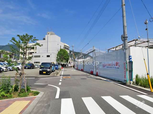 敷地北側の前面道路（西側から）