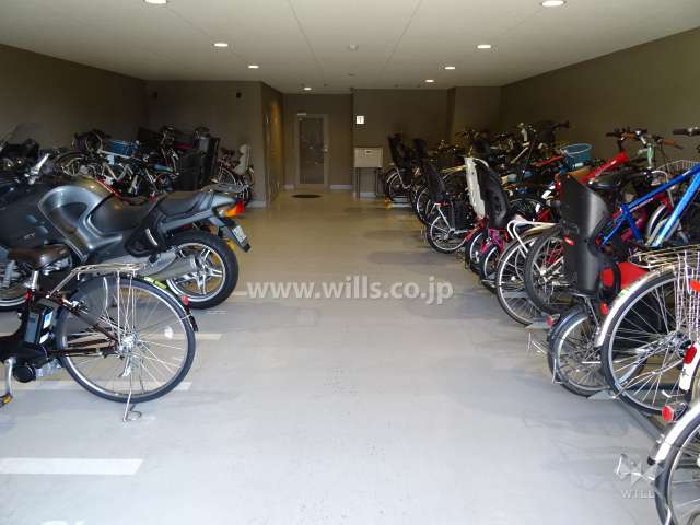 屋内に設けられた駐輪場とバイク置場