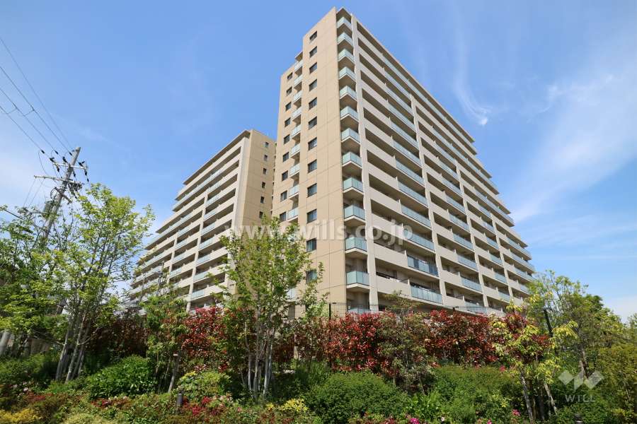 南西側から見たシンフォニア新千里南町ガーデンズの外観(左側がA棟、右側がB棟)