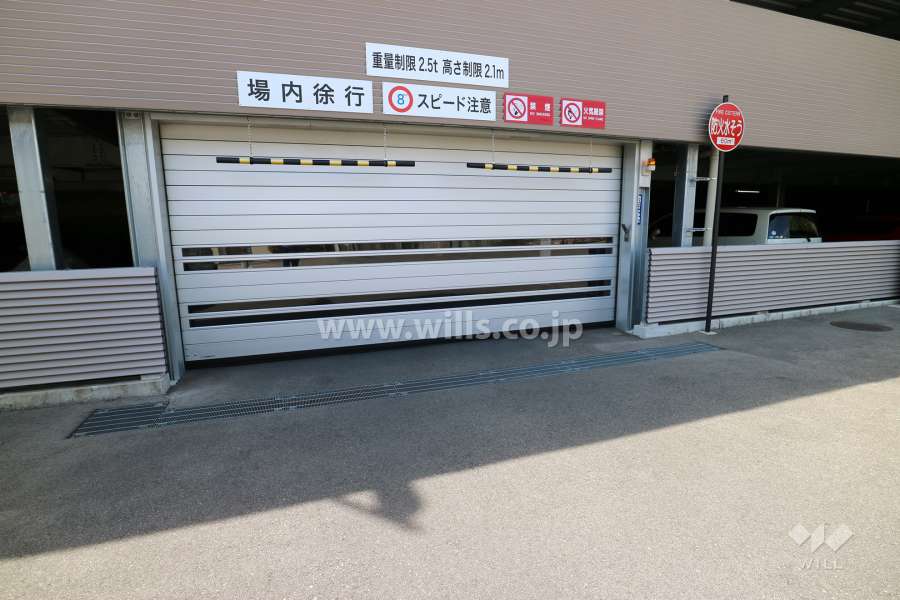 駐車場出入り口(シャッター付き)
