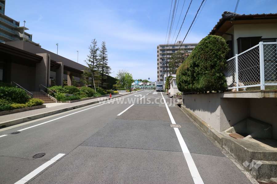 敷地東側前面道路(南側から)
