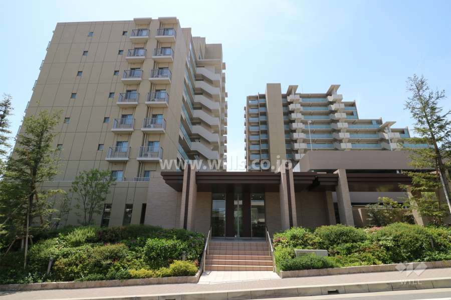 エントランス側から見たシンフォニア新千里南町ガーデンズ(左側がB棟、右側がA棟)