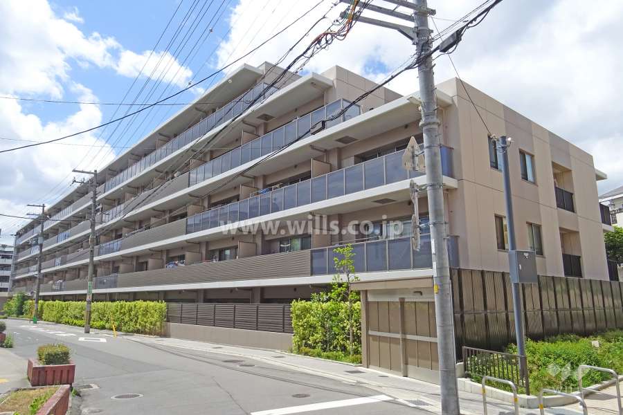 ウエリス吹田山手町ウエストの外観(南東側から)