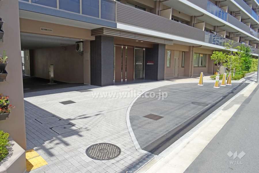 エントランス前のスペースは車寄せも兼ねています。