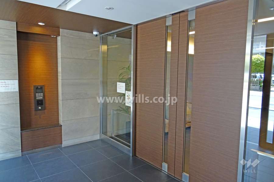 エントランスはオートロック付です。