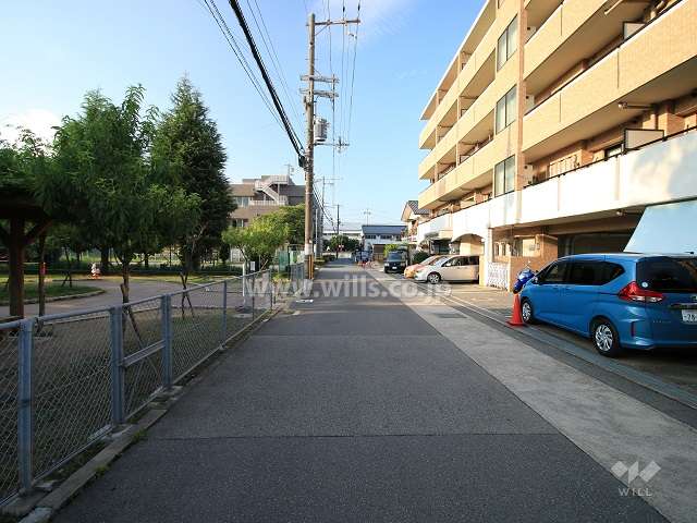 敷地東側の前面道路（北側から）