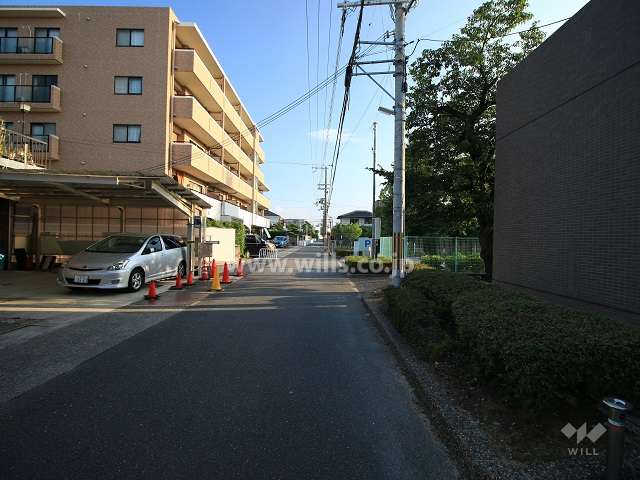敷地東側の前面道路（南側から）
