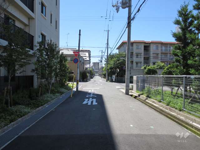 敷地西側の前面道路