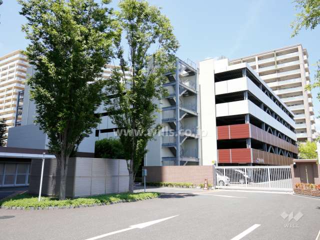 駐車場棟の出入り口にはゲートが設けられています。