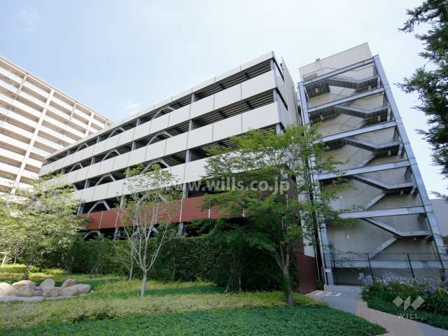 敷地北側にある駐車場棟