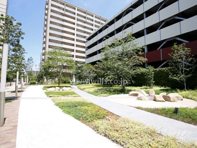 敷地北西側、駐車場棟横のオープンスペース