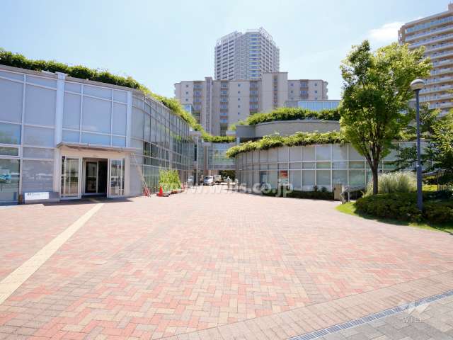 駅前には公共施設や銀行などがあります。