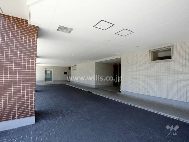 荷物の多い時、雨の日に特に便利な車寄せスペース