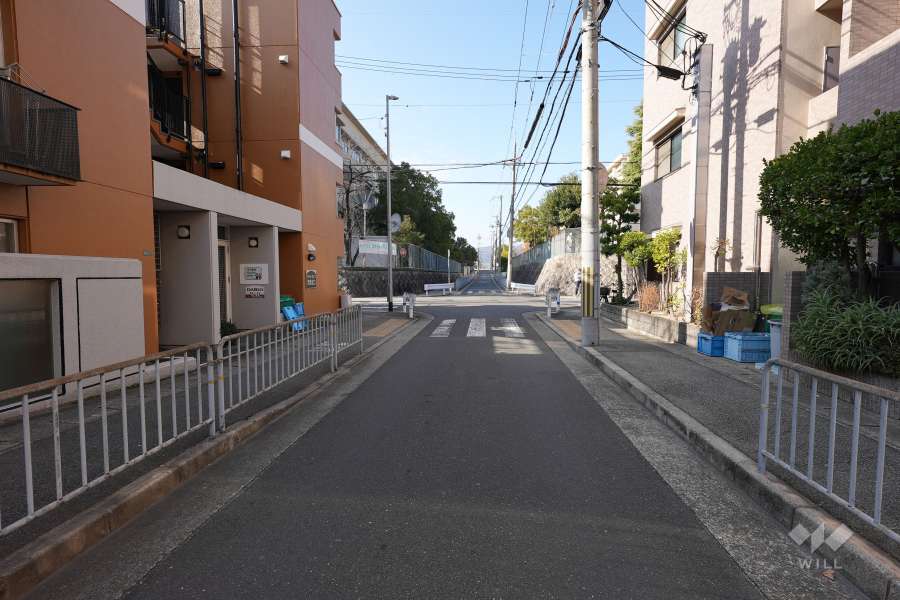 敷地北側の前面道路（東から）