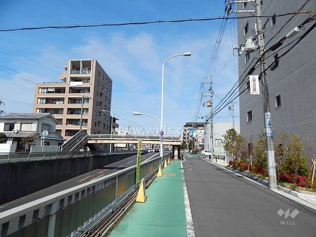 敷地の西側には県道142号米谷昆陽尼崎線が走っています。