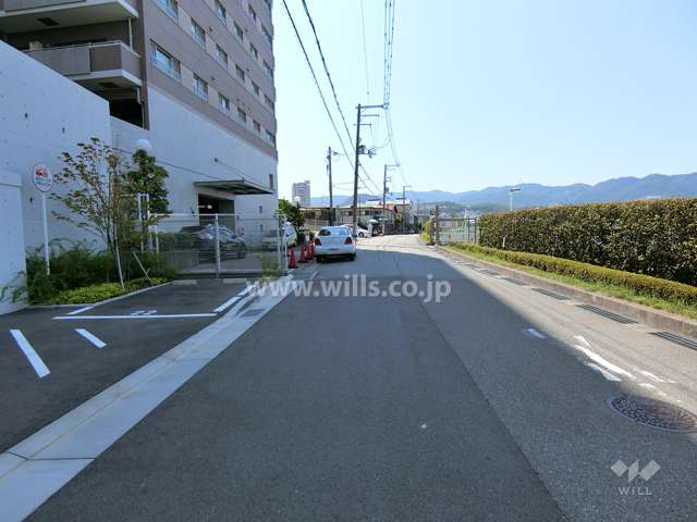 敷地北側の前面道路。人は南側から車は北側から出入りする歩車分離設計です。