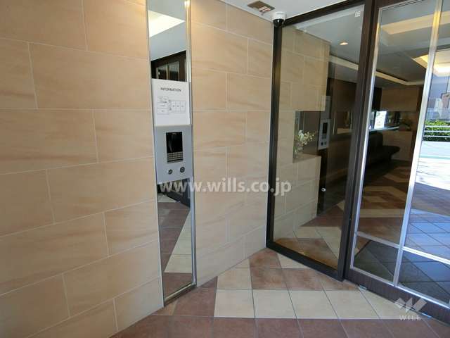 エントランスはオートロック付きです。