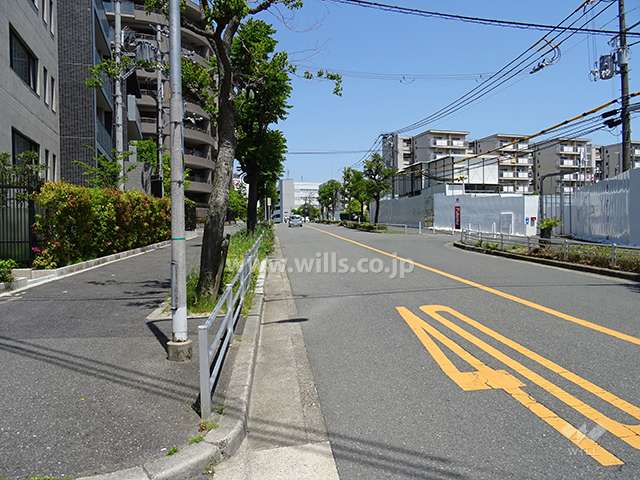 敷地東側の前面道路（南側から）