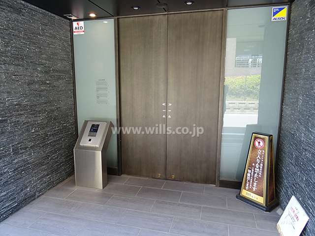 エントランスはオートロック付です。