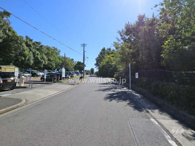 敷地北東側の前面道路（北西側から）