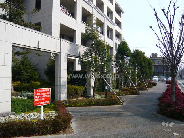 敷地の周囲には植栽スペースが設けられています。
