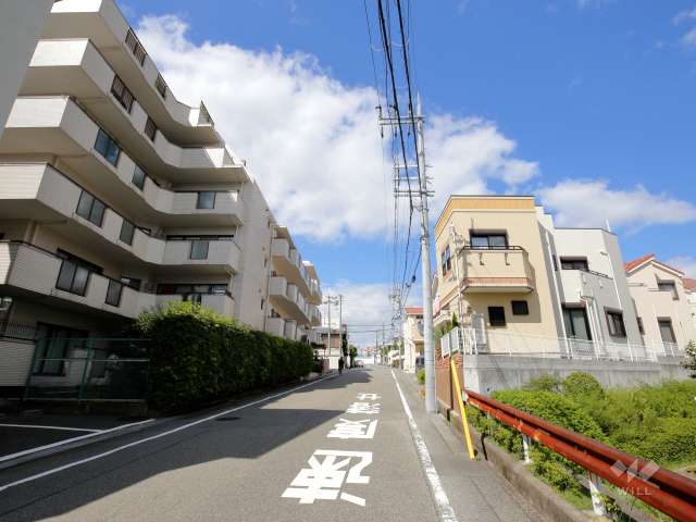 敷地東側の前面道路