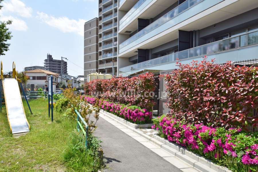 敷地南東側の通路。向かいに北之町第2遊園があります。