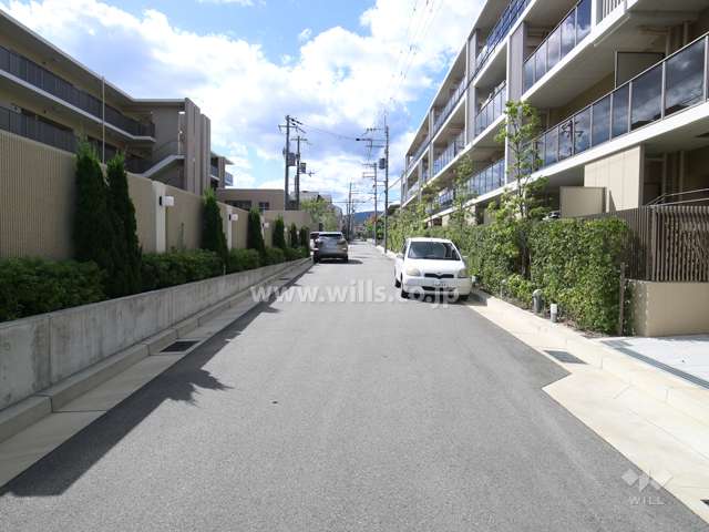 敷地北西側の前面道路（北東側から）