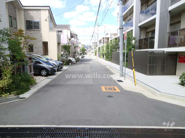 敷地南西側の前面道路（南東側から）