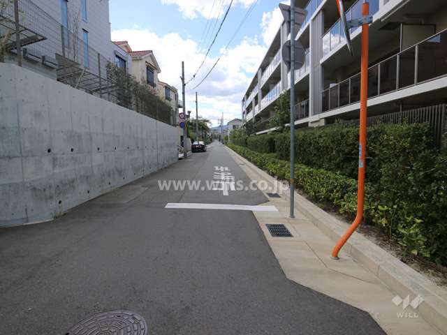 敷地南東側の前面道路（北東側から）