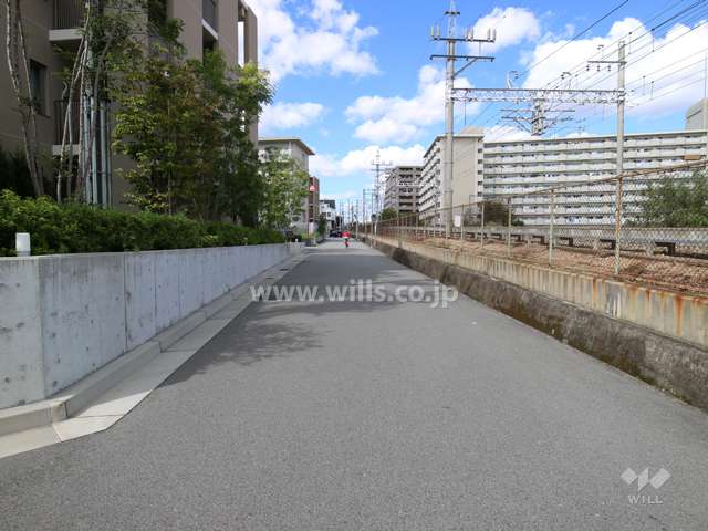 敷地北東側の前面道路（南西側から）