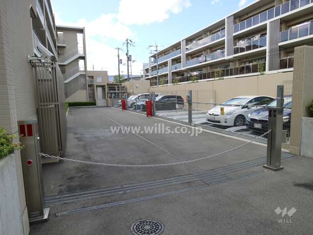 敷地内駐車場(屋外機械式)　※入り口にロボットゲート付きです。