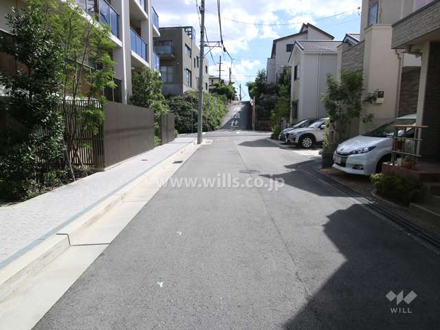 敷地の南西側の前面道路（北西側から）