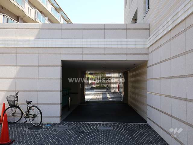 駐車場の出入り口（リングシャッター付き）