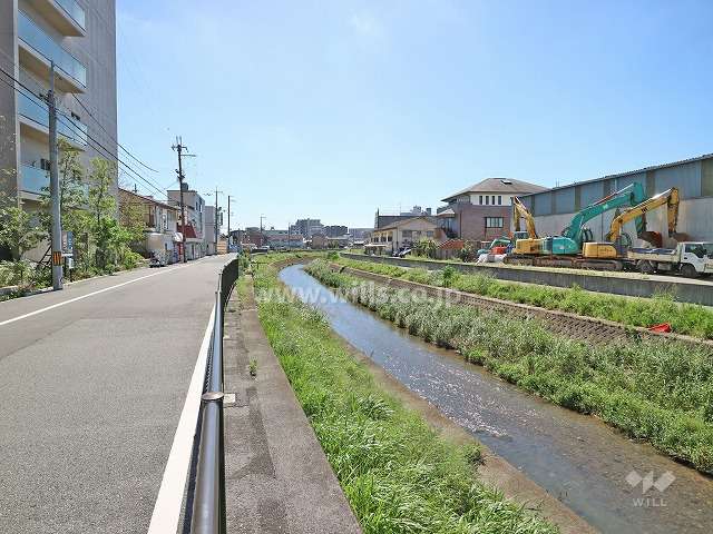 敷地に隣接する水路