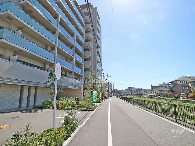 敷地西側の前面道路