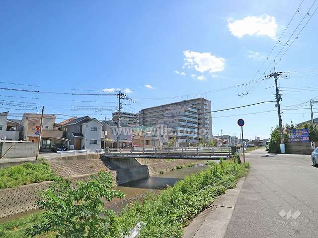 メイツブラン伊丹の遠景。周辺は住宅の他、店舗や事務所などが混在する街です。